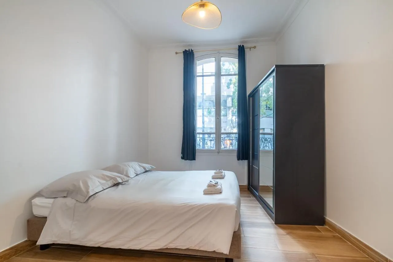 Appartement Metro Alexandre Dumas Paris Apartment