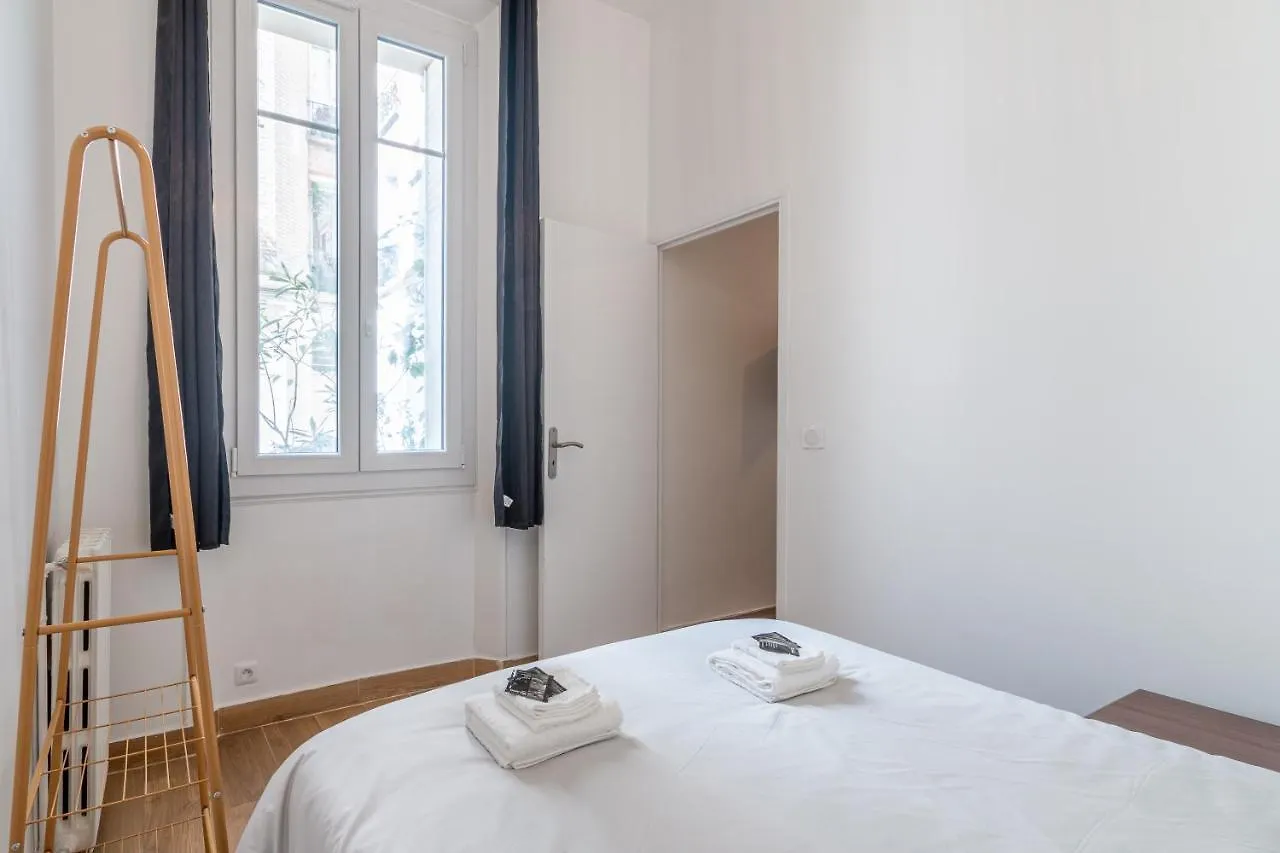 Appartement Metro Alexandre Dumas Paris France